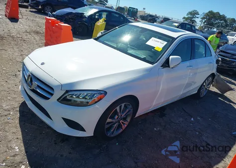 2019 Mercedes-Benz C 300 z USA, uszkodzony, nr VIN WDDWF8DB0KR484663